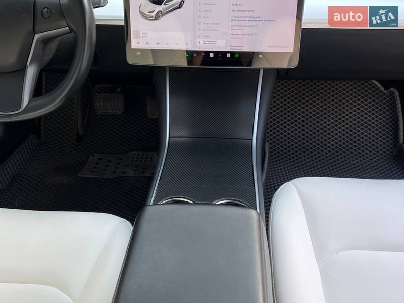 Седан Tesla Model 3 2018 в Долині