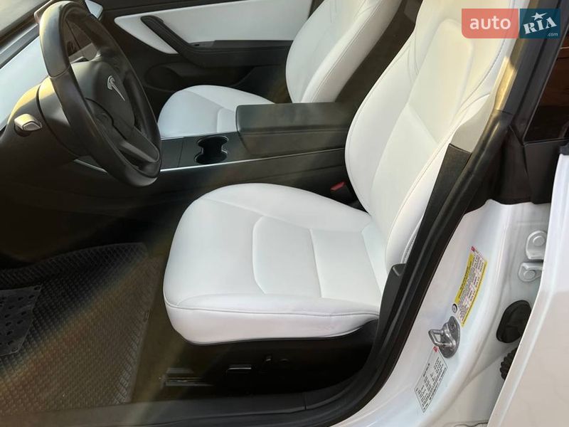 Седан Tesla Model 3 2018 в Долині