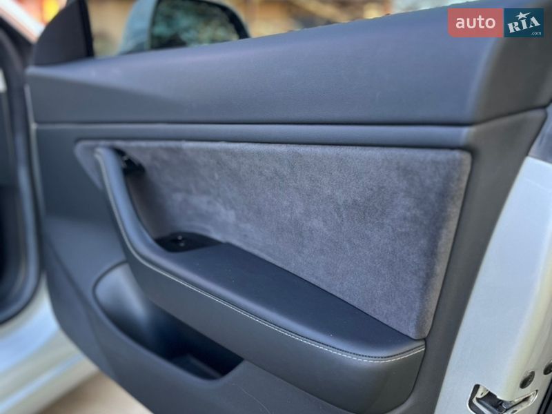 Седан Tesla Model 3 2018 в Ужгороді