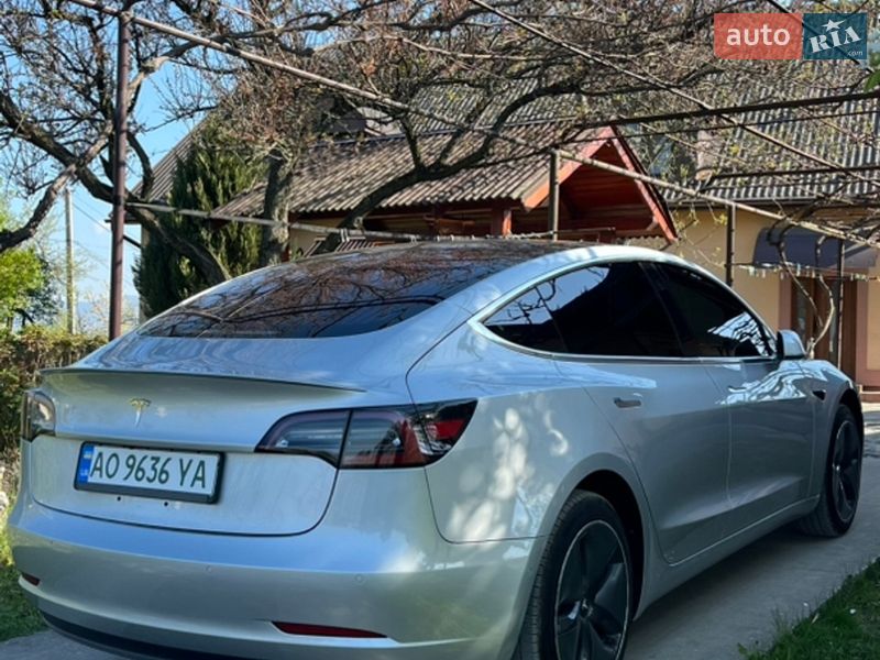 Седан Tesla Model 3 2018 в Ужгороді