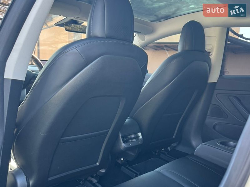 Седан Tesla Model 3 2018 в Ужгороді