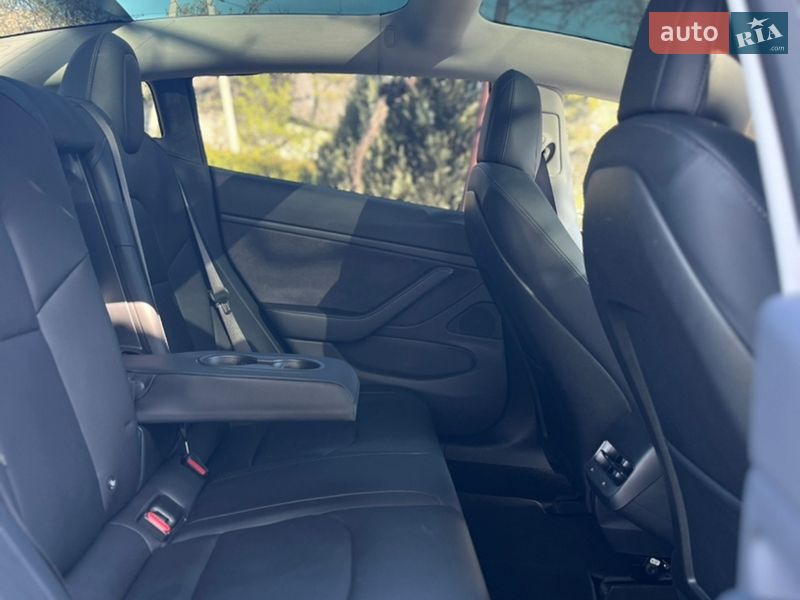 Седан Tesla Model 3 2018 в Ужгороді