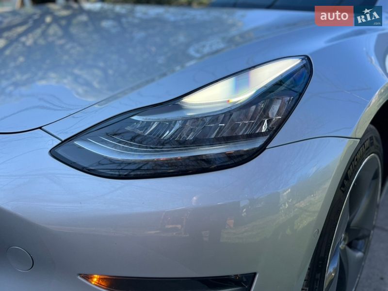Седан Tesla Model 3 2018 в Ужгороді