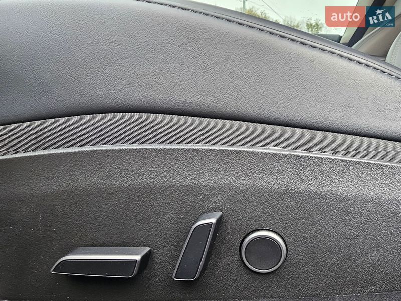 Седан Tesla Model 3 2023 в Львові