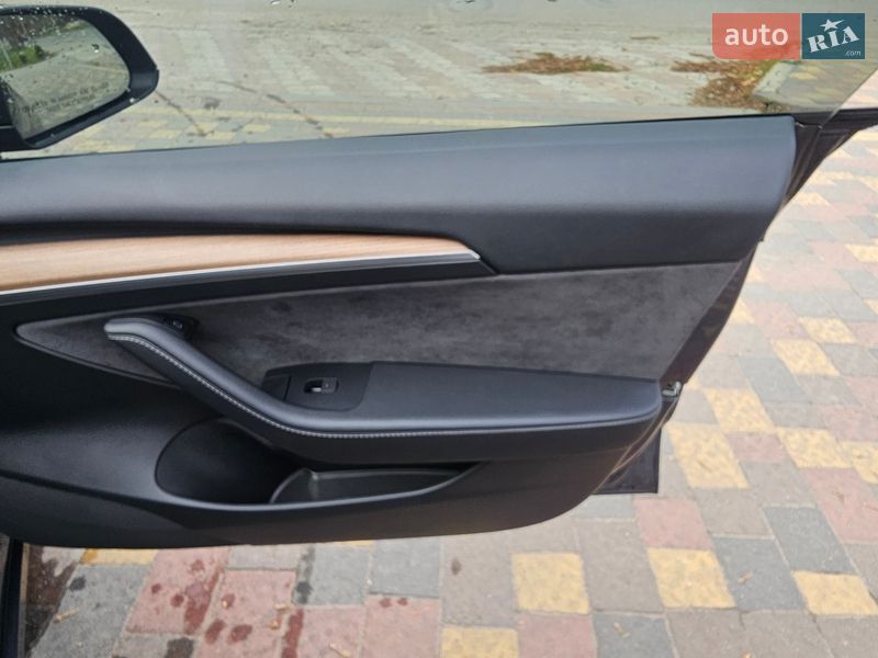 Седан Tesla Model 3 2023 в Львові