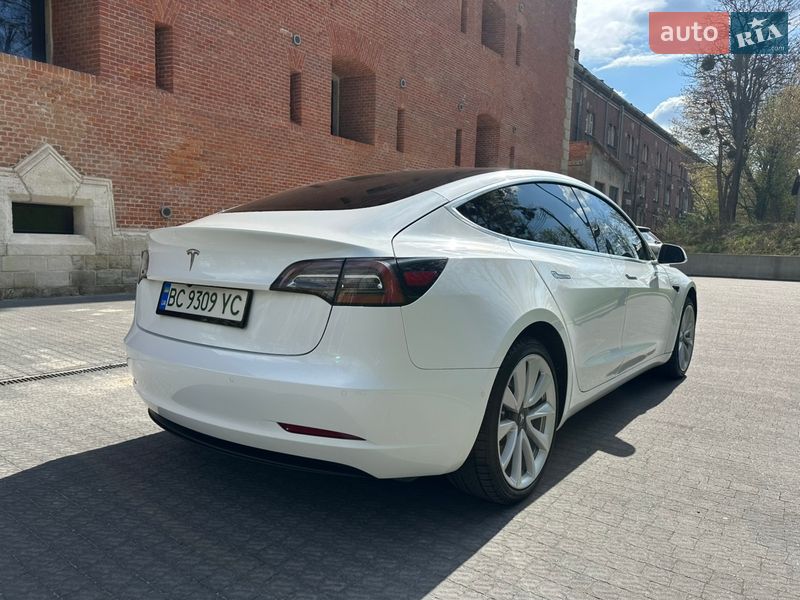 Седан Tesla Model 3 2019 в Львові