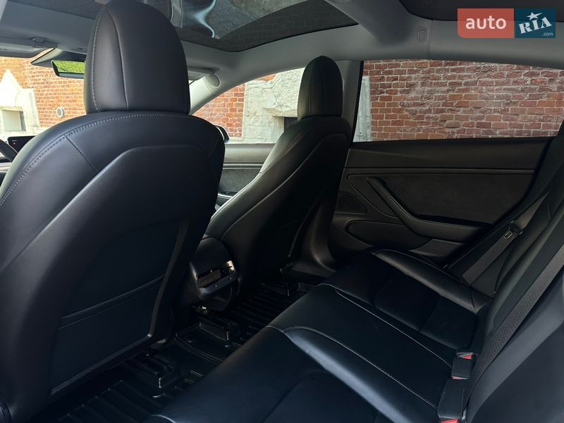 Седан Tesla Model 3 2019 в Львові
