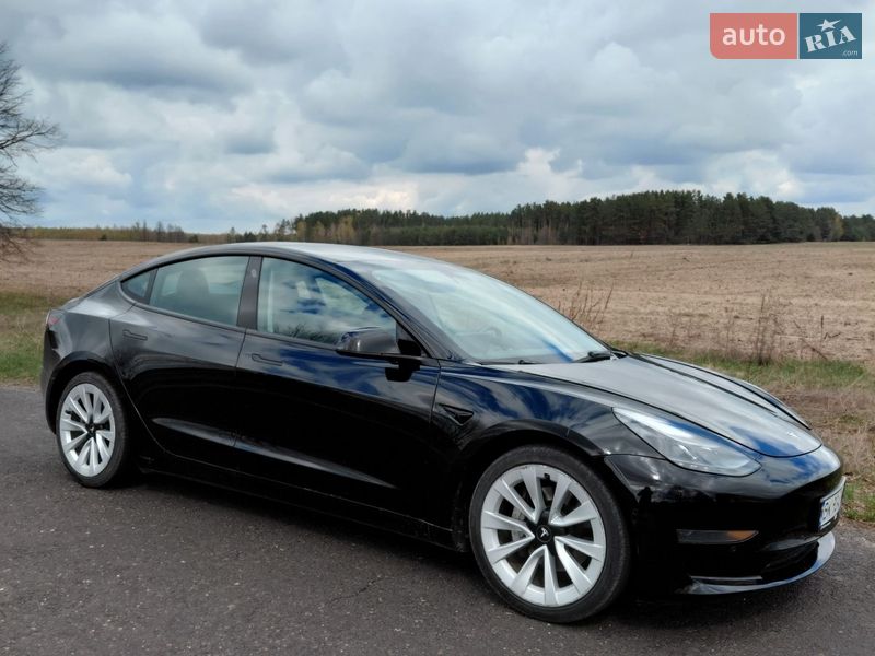 Седан Tesla Model 3 2022 в Вараші