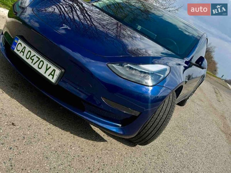 Tesla Model 3, photos from the listing