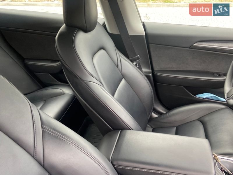 Седан Tesla Model 3 2022 в Львове