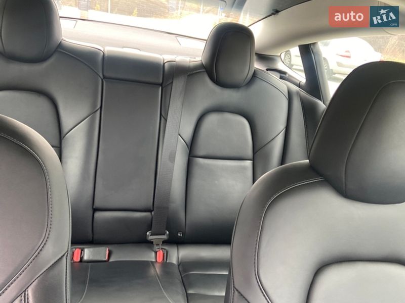 Седан Tesla Model 3 2022 в Львове