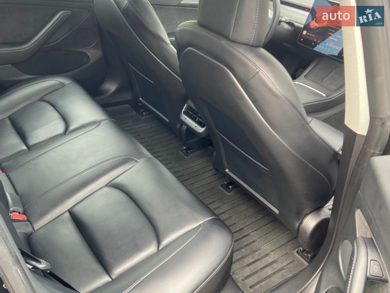 Седан Tesla Model 3 2022 в Львове