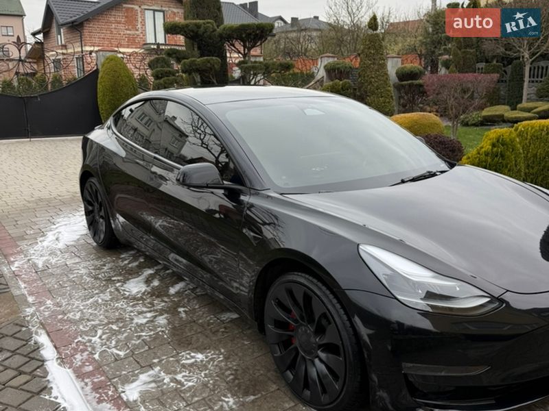 Седан Tesla Model 3 2023 в Львове