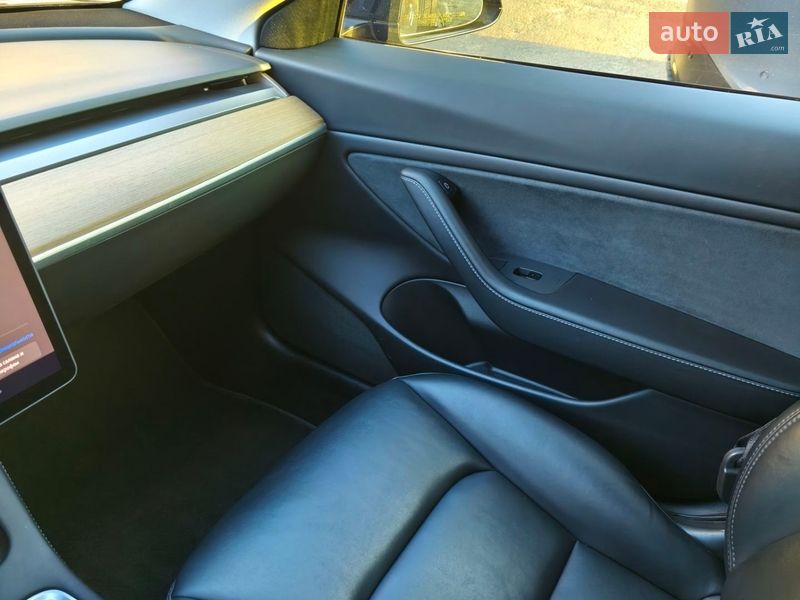 Седан Tesla Model 3 2021 в Киеве