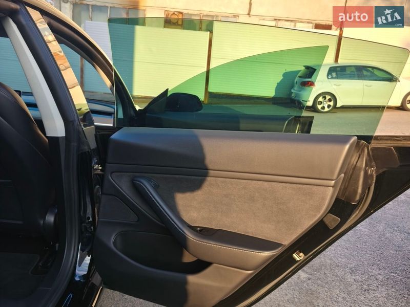 Седан Tesla Model 3 2021 в Киеве