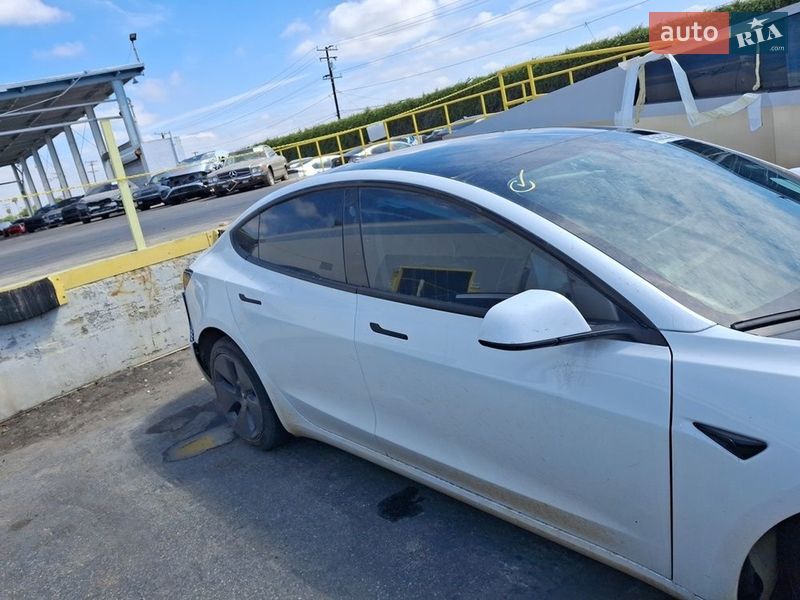 Седан Tesla Model 3 2021 в Киеве