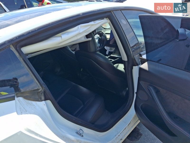 Седан Tesla Model 3 2021 в Киеве