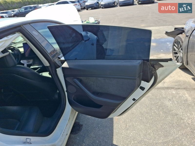 Седан Tesla Model 3 2021 в Киеве