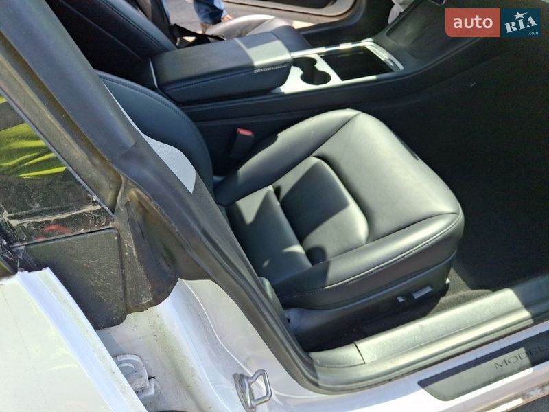 Седан Tesla Model 3 2021 в Киеве