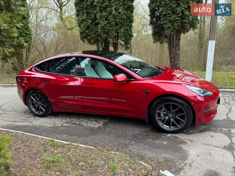 Седан Tesla Model 3 2021 в Ровно