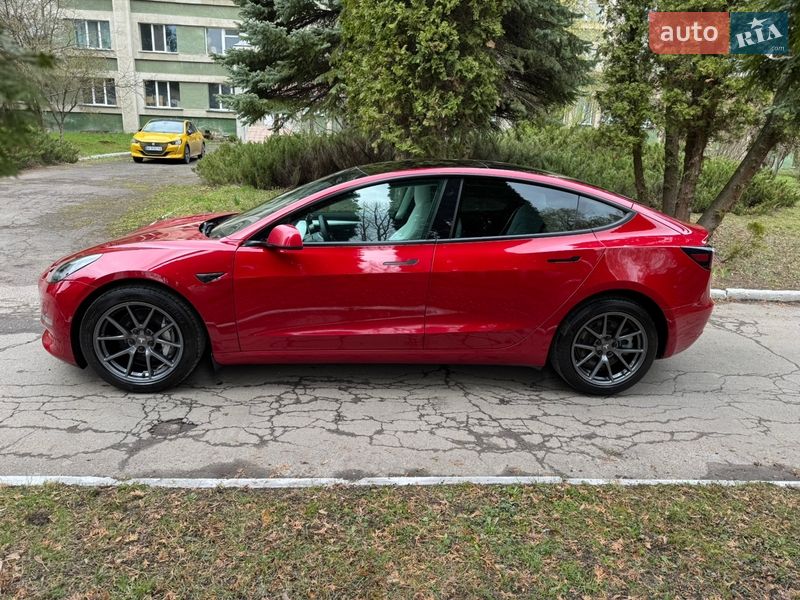 Седан Tesla Model 3 2021 в Ровно