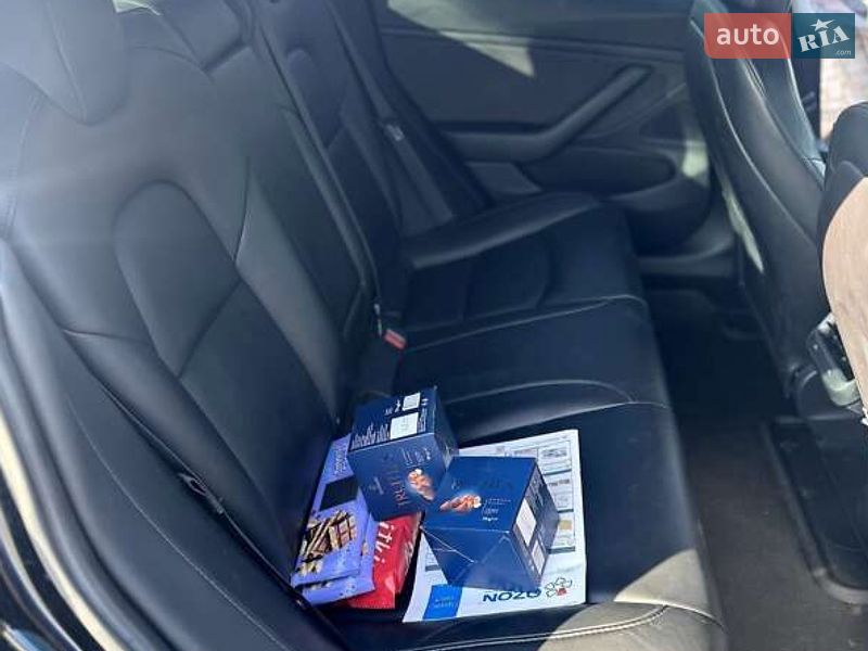 Седан Tesla Model 3 2019 в Львові
