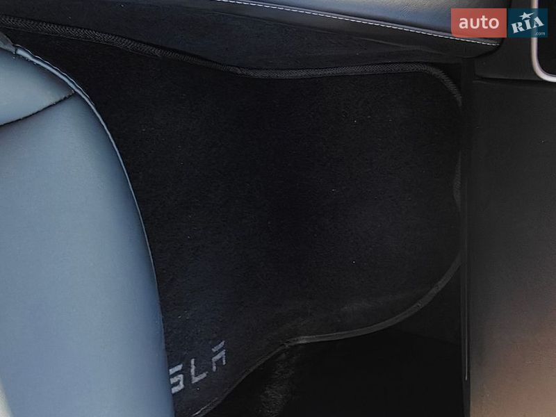 Седан Tesla Model 3 2023 в Кропивницком