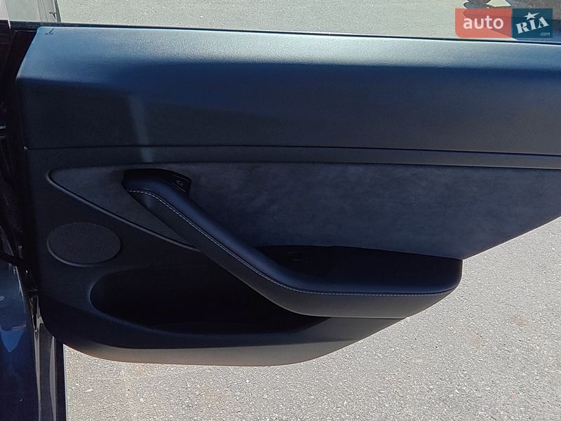 Седан Tesla Model 3 2023 в Кропивницком