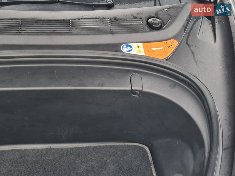 Седан Tesla Model 3 2017 в Нововолынске