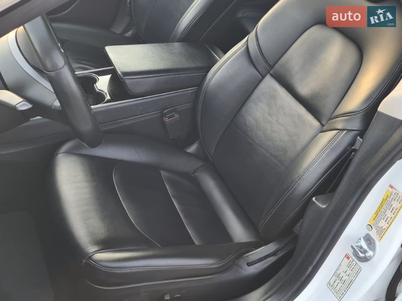 Седан Tesla Model 3 2017 в Нововолынске