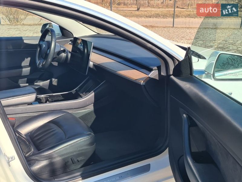 Седан Tesla Model 3 2017 в Нововолынске