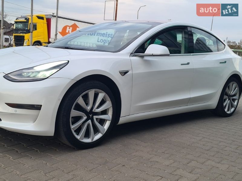 Седан Tesla Model 3 2017 в Нововолынске