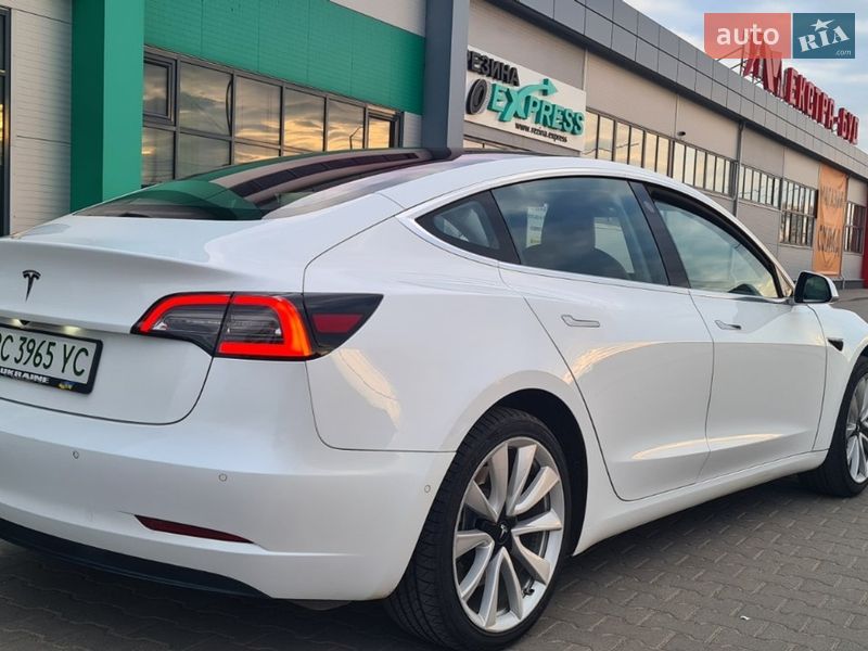 Седан Tesla Model 3 2017 в Нововолынске