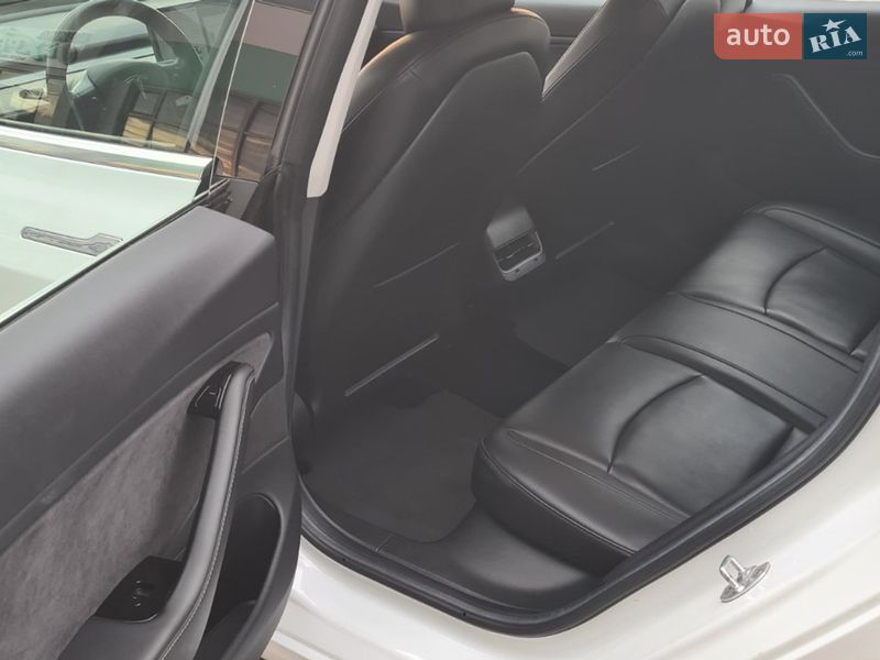 Седан Tesla Model 3 2017 в Нововолынске