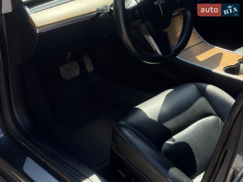 Седан Tesla Model 3 2019 в Виннице