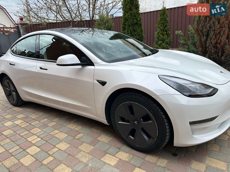 Седан Tesla Model 3 2022 в Богуславі