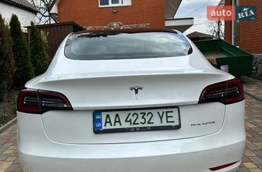 Седан Tesla Model 3 2022 в Богуславі