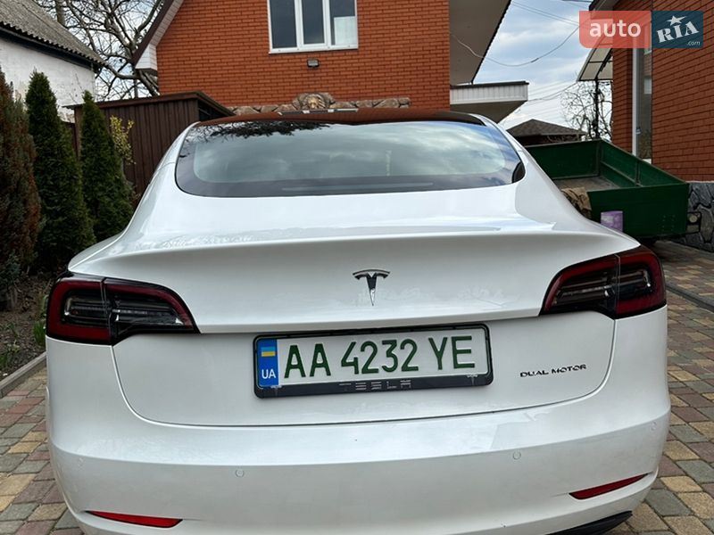 Седан Tesla Model 3 2022 в Богуславі