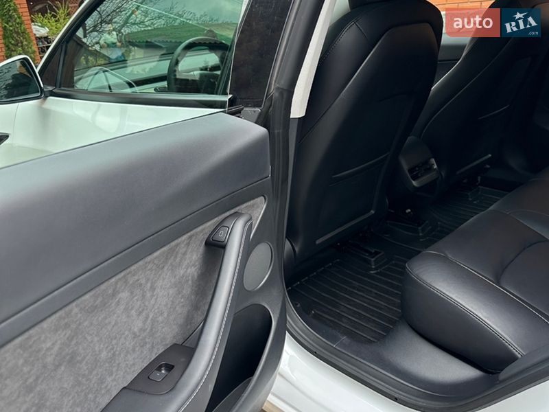 Седан Tesla Model 3 2022 в Богуславі