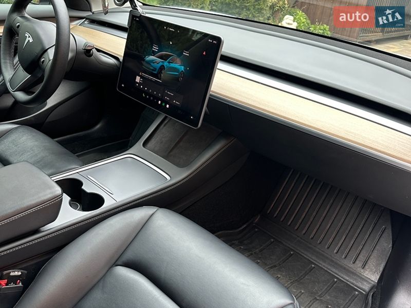 Седан Tesla Model 3 2022 в Богуславі
