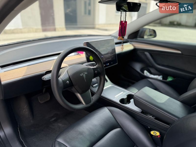 Седан Tesla Model 3 2023 в Львове