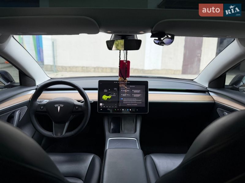 Седан Tesla Model 3 2023 в Львове