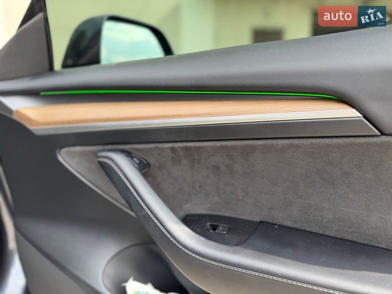 Седан Tesla Model 3 2023 в Львове