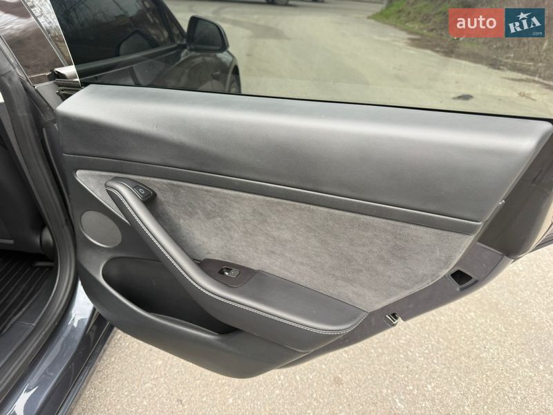 Седан Tesla Model 3 2023 в Днепре
