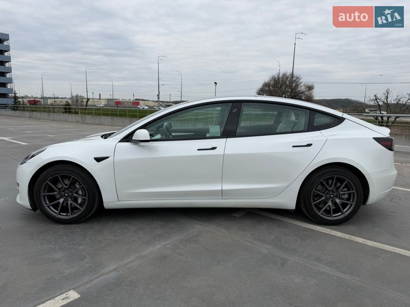 Седан Tesla Model 3 2021 в Киеве