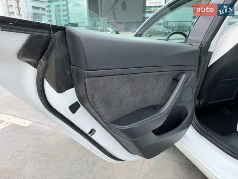 Седан Tesla Model 3 2021 в Киеве