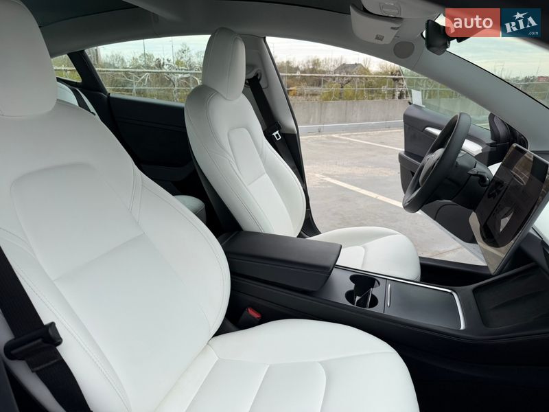 Седан Tesla Model 3 2021 в Киеве