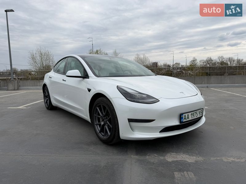 Седан Tesla Model 3 2021 в Киеве