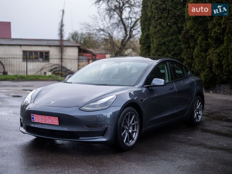 Седан Tesla Model 3 2023 в Києві
