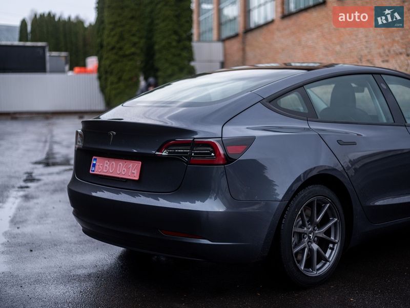 Седан Tesla Model 3 2023 в Києві